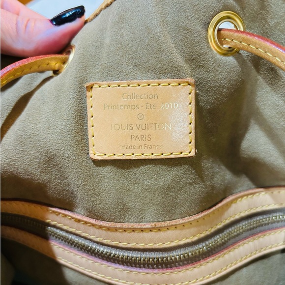 LV  Printemps Ete
2010 Bucket Noe Leather. Barely wore. Exquisite. No like it.! - Picture 9 of 11